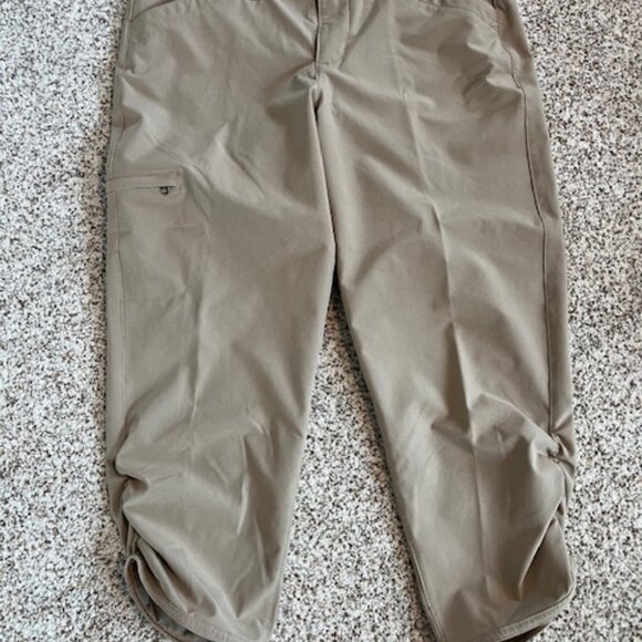 Eddie Bauer Light Tan Ruched Performance Capri's - Picture 1 of 9